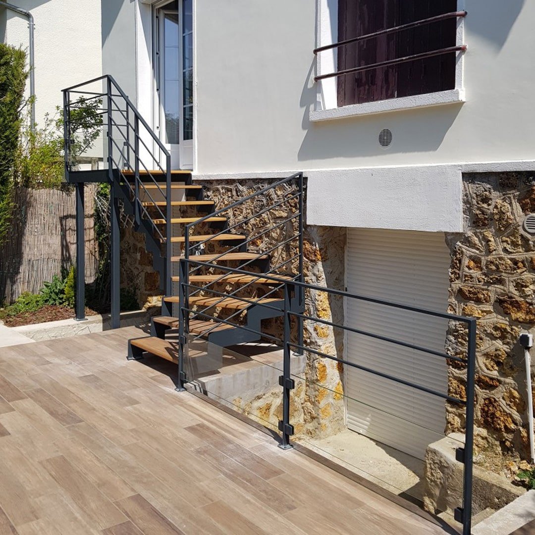 Design moderne d'escalier extérieur avec marches en bois et structure en acier