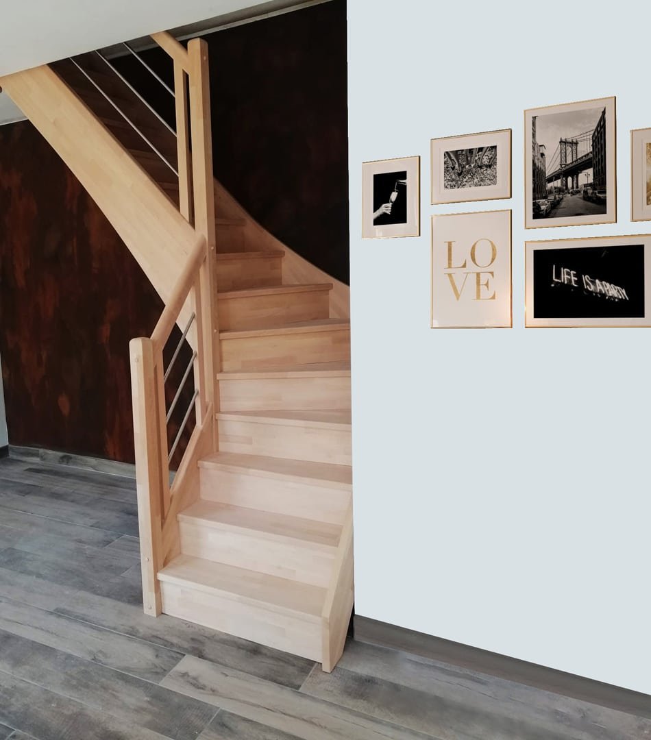 Escalier boisé avec un design épuré et un garde-corps vertical dans un intérieur moderne.