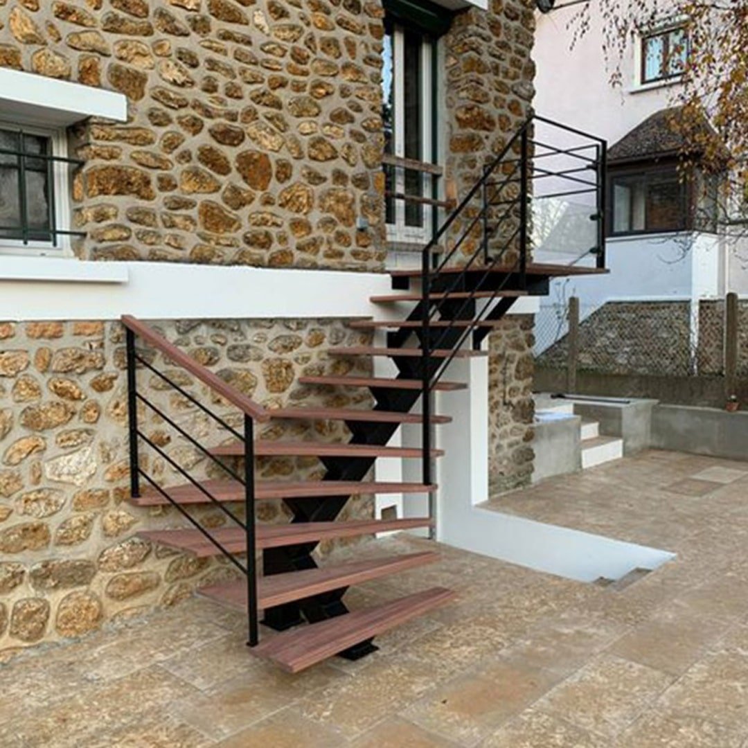 Escalier de jardin avec structure en acier et marches en bois naturel