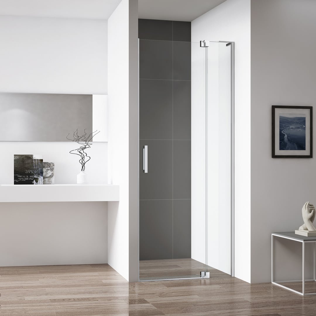 Douche d'angle avec porte en verre transparente et profilé blanc, dans une salle de bain lumineuse et minimaliste avec des murs clairs et un sol en