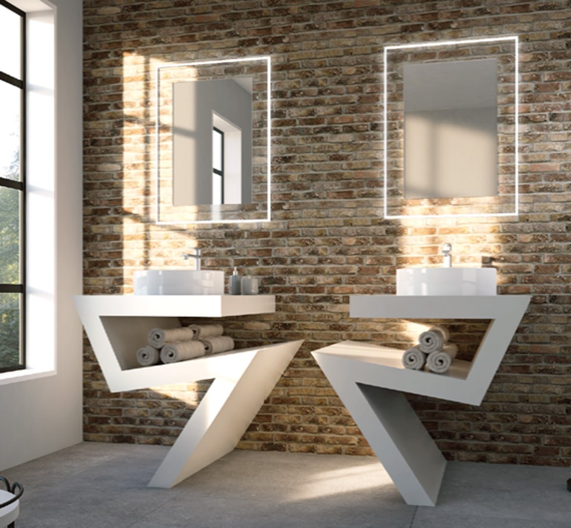 Deux lavabos blancs de forme unique soutenus par des supports en zigzag sur un mur de briques, avec deux miroirs rectangulaires à éclairage