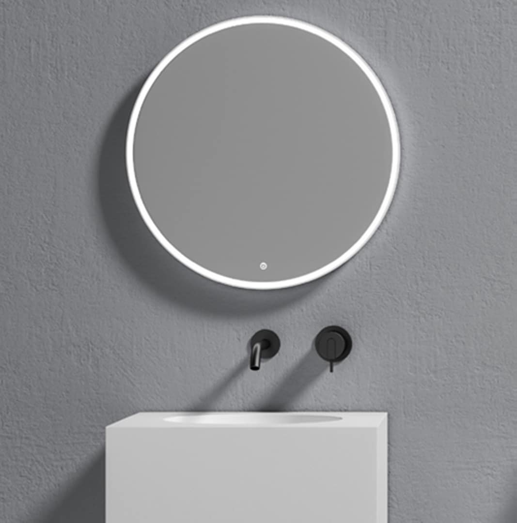 Salle de bain épurée et moderne avec un miroir rond, des robinetteries noires et un meuble-vasque blanc minimaliste.