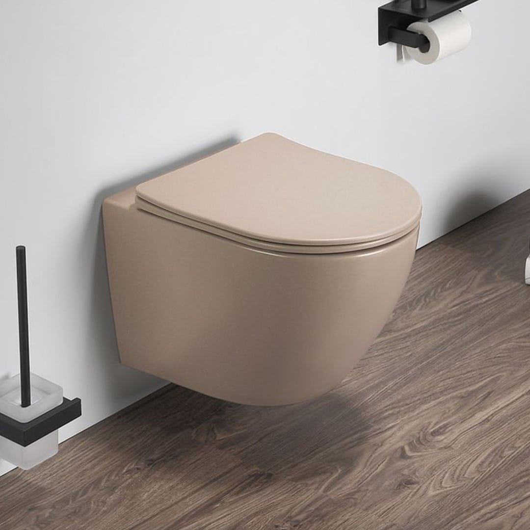 Toilette suspendue design de couleur beige avec abattant fermé, installée sur un mur blanc avec un porte-rouleau de papier toilette noir
