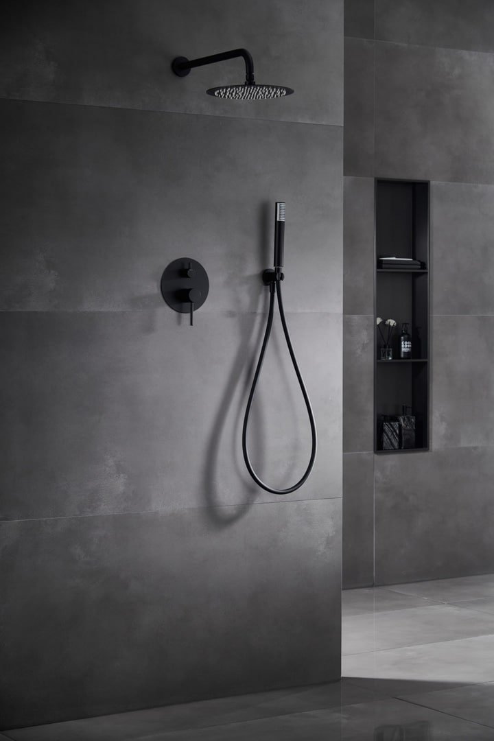 Une douche moderne avec des carreaux de céramique gris, comprenant une pomme de douche pluie noire montée au plafond et un ensemble de douche à main assorti sur le mu