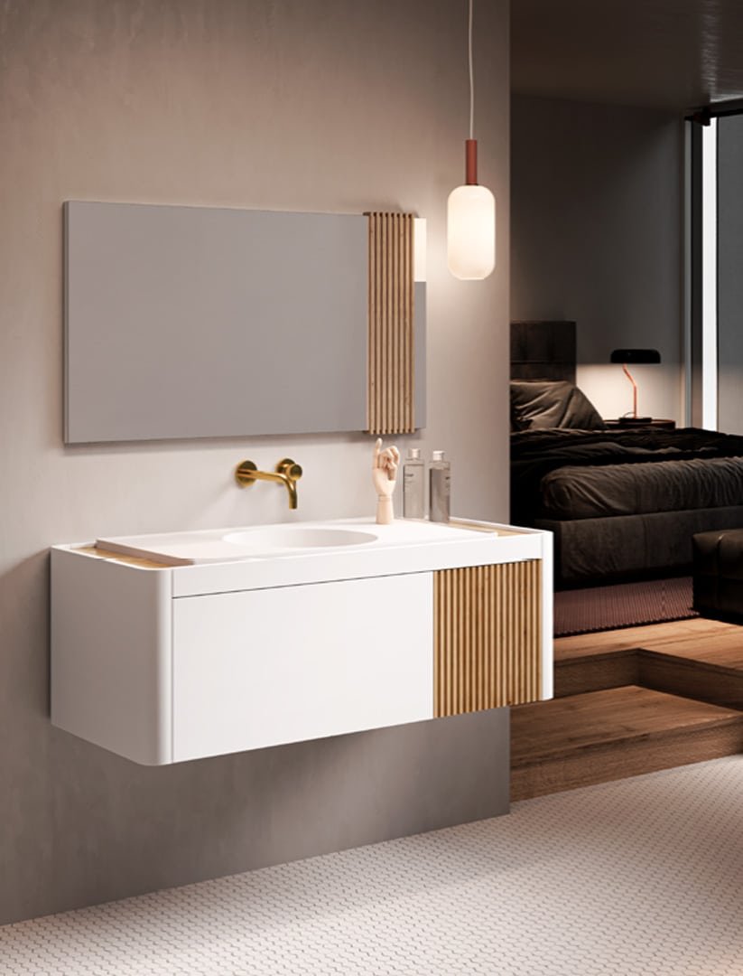 Une salle de bain moderne avec un meuble-lavabo blanc suspendu présentant un tiroir à détails en bois clair et une finition dorée. Au-dessus,